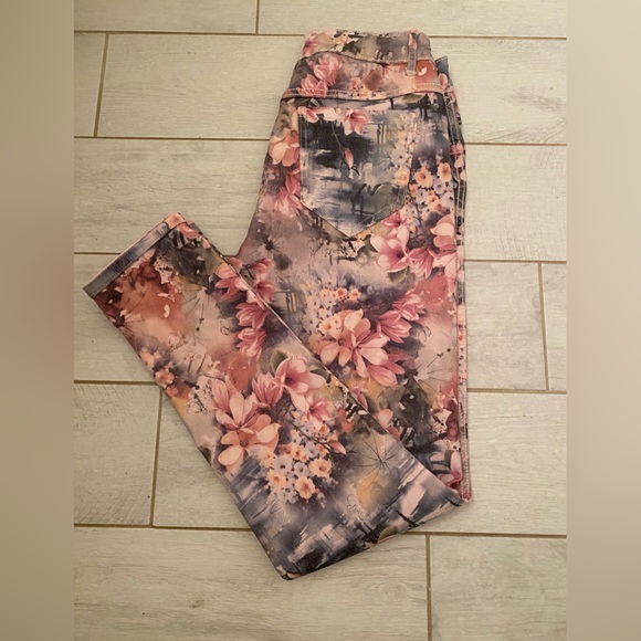 Gently Worn Venus Size Medium Reversible Skinny Jeans in Pink and Floral - Picture 13 of 14